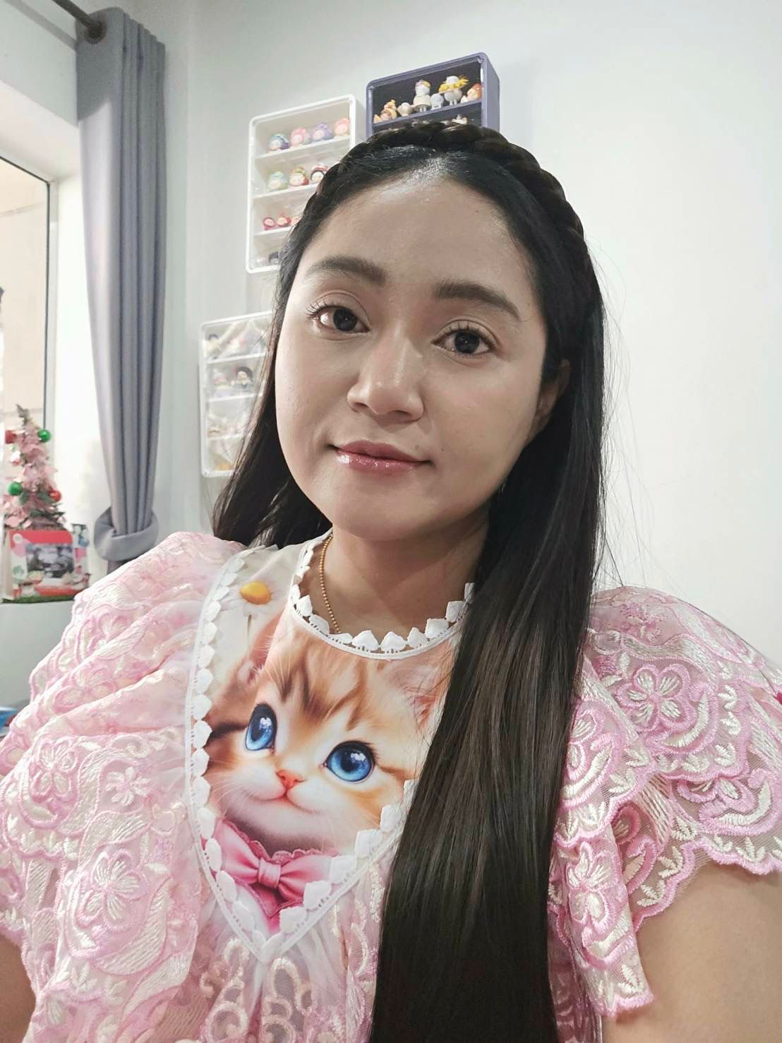 Kru Aom, Thai and English language teacher
